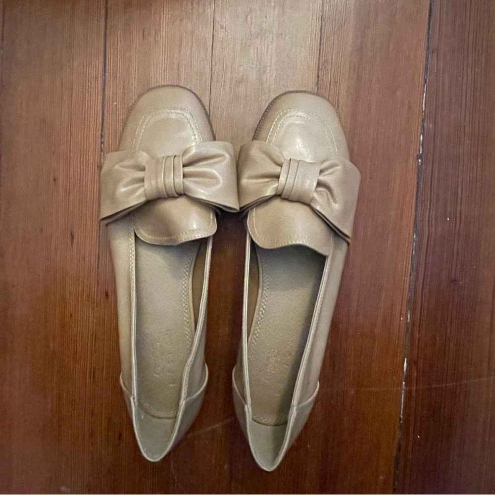 tan loafers/flats with bow nwot
